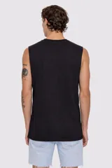 Musculosa negra sin mangas, con cuello redondo y un estampado frontal en blanco con tipografía estilo heavy metal o gótica que dice "DELVASTO".