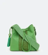 Bolso tipo bucket verde con correa transversal tejida, detalle trenzado en la parte delantera, colgante de borla y cierre con botón a presión.