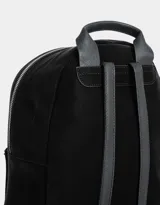 Mochila negra de cuerina con correas regulables, manija superior, acceso con cierre superior, bolsillo frontal acolchado con cierre y llavero con charm de corazones.
