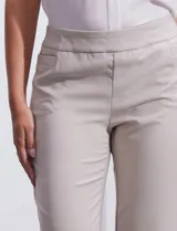 Pantalón blanco de gabardina elastizada, marca Zac & Rachel, con bolsillos delanteros y traseros.