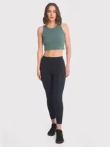 Top deportivo negro, corto, de tejido acanalado, sin mangas y con espalda deportiva.