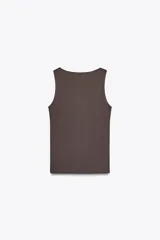 Camiseta de tirantes color beige con escote cuadrado.