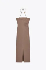 Vestido midi marrón de tejido de punto con escote recto y hombros descubiertos. Presenta detalle de collar metálico con aplicación de joyas, forro interior, bajo con abertura en la espalda, frunces en el tejido y cierre con cremallera oculta en la costura.