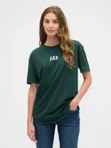 Remera verde oscuro de algodón, corte boyfriend, con logo GAP estampado en blanco en el pecho.