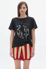 Remera negra de algodón con cuello redondo, manga corta y corte oversized. Estampado frontal con dos tigres blancos y texto azul.