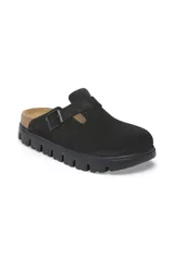 Sandalia tipo clog color negro con diseño chunky y tirador lateral.