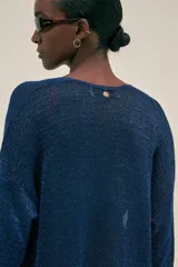 Cardigan largo tejido en jersey con lurex, color azul con brillo, con bolsillos en el frente.