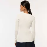 Sweater blanco de tejido de punto de canalé, con cuello redondo y mangas largas.