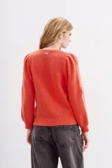 Sweater color coral de lana y mohair con calce holgado y mangas largas. Presenta frunces en hombros, escote, puños y ruedo en rib. Tiene aplicación de flores tejidas con detalle de strass.