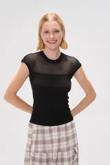 Remera blanca de poliéster calado, de manga corta, corte ajustado y cuello redondo.