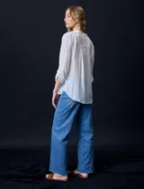 Blusa blanca de gasa bambula, marca Zac & Rachel. Cuello a la base, escote en V con apertura y botones. Largo de manga regulable con presilla y botón.