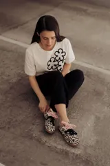 Zapatillas Adidas Samba con estampado animal print en blanco y negro, detalles en cuero beige y suela de goma color caramelo.