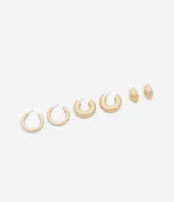 Set de tres pares de aros dorados con diferentes diseños: aros tipo argolla fina, aros tipo argolla gruesa con textura y aros tipo botón con textura.