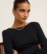 Conjunto de collar corto con eslabones dobles y caravanas aro con gajos en efecto esmaltado.