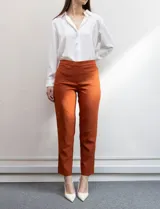 Pantalón azul marino de gabardina elastizada, marca Zac & Rachel, con bolsillos delanteros y traseros.