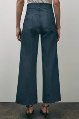 Pantalón de jean azul oscuro, de tiro alto y corte wide leg.