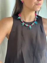 Collar corto con cuentas de nácar teñido, piedras naturales, de acrílico y mostacillas. Se cierra con cadena de acero quirúrgico y ganchito para regular el largo.