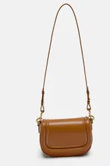 Bolso bandolera color marrón cuero, con solapa y correa ancha de tela color crudo.