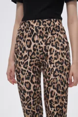 Calza acampanada con estampado animal print de leopardo en tonos marrones.