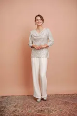 Top color champagne con lentejuelas y cuello drapeado.