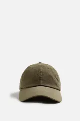 Gorra verde militar de algodón con visera y ajuste trasero.