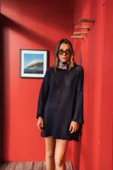 Vestido corto azul marino de calado con mangas largas y estilo bohemio.