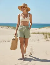 Short verde de lino con pretina elastizada, cordón de ajuste y bolsillos delanteros y traseros.