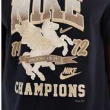 Remera negra de manga corta con estampado frontal en tonos dorados y beige, que incluye el logo "NIKE", un caballo alado, el número "72" y la palabra "CHAMPIONS".