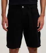 Bermuda de sarga para hombre en color rosado, de corte slim. Presenta bolsillos laterales y traseros, presillas para cinturón y cierre frontal con botón y cremallera.