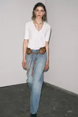 Camiseta color beige de lino con cuello en V y mangas cortas.