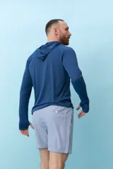 Short de baño color rosa claro con finas rayas verticales blancas, bolsillos laterales y cordón ajustable en la cintura.