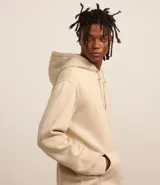 Buzo masculino comfort cerrado, con capucha y cordón para ajustes. Tiene bolsillo delantero y mangas largas.