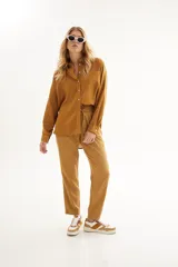Pantalón de lino color ocre, con cintura elástica ajustable con cordón.