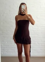 Vestido corto marrón con escote halter y falda con volados.