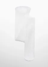 Medias blancas de tejido elástico con detalles calados y cintura elástica.