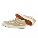 Zapatillas Vans Old Skool color arena con la línea lateral blanca y cordones blancos.