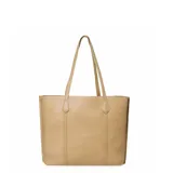 Cartera tipo shopper de cuero sintético color beige con textura granulada. Tiene doble asa de hombro y logo de la marca grabado en el frente.