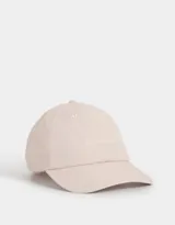 Gorra de béisbol color rosa pálido con bordado frontal que dice "GET UP & TRAVEL".
