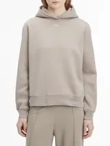 Buzo con capucha Calvin Klein color beige, confeccionado en felpa suave de algodón orgánico y poliéster reciclado. Tiene puños y dobladillo con punto canalé y logo nano en el pecho.