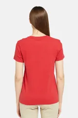 Remera roja de corte recto, cuello redondo y manga corta.