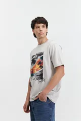 Remera negra de manga corta con estampado de palmeras y puesta de sol.