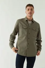 Sobrecamisa color marrón claro de twill de algodón, con cuello clásico, cierre frontal abotonado, dos bolsillos de parche con solapa abotonada en el pecho, mangas largas con puños abotonados y corte regular.