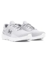 Championes Under Armour Charged Escape 4, color gris claro con logo en gris oscuro.