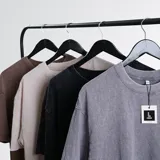 Pack de cuatro remeras de algodón grueso con efecto acid wash, corte loose fit. Incluye una remera negra, una gris, una marrón y una beige.
