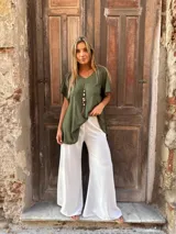 Blusa verde militar de seda con escote en V y mangas cortas amplias.