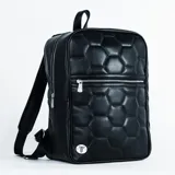 Mochila negra de cuero sintético con diseño acolchado en forma de hexágonos, cierre superior y bolsillo frontal con cierre.