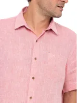 Camisa de manga corta color verde agua, confeccionada en lino orgánico. Tiene cuello italiano, calce regular y cierre con botones.