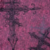 Remera con diseño gráfico de cruces en la parte frontal, con manga larga de color negro y cuerpo en fucsia, de fit regular.