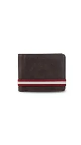 Billetera marrón de cuero sintético con banda elástica horizontal a rayas rojas y blancas. Interior con doble compartimento para billetes, visor y tarjeteros.