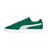 Championes Puma Suede Classic de gamuza color verde con franja lateral blanca y suela de goma blanca.